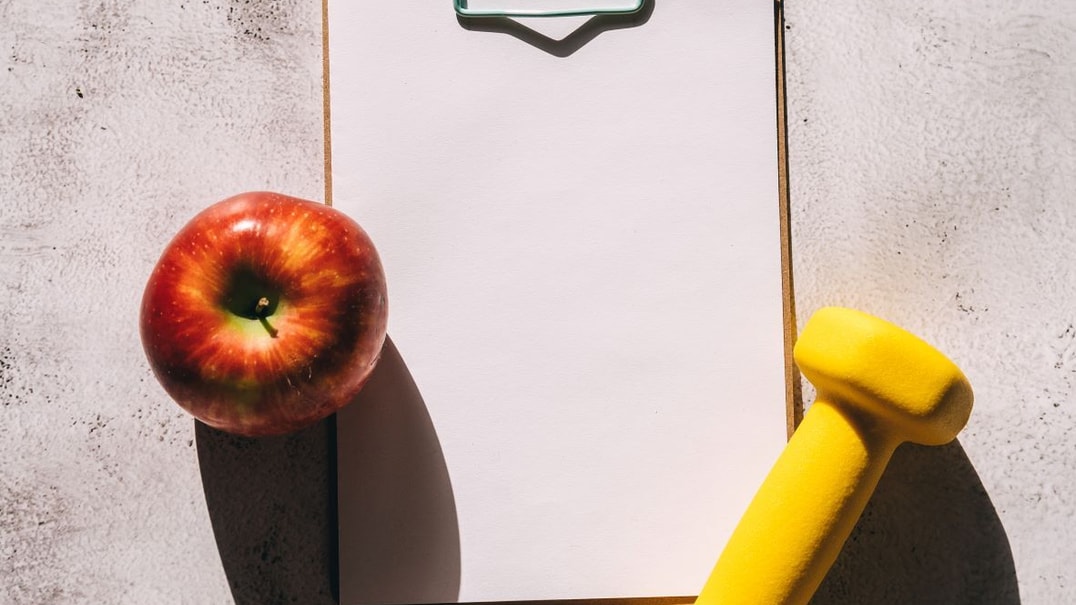 Clipboard apple and yellow handweight
